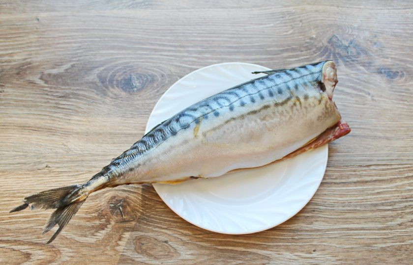 1. Этап. Скумбрия в бутылке как копченая: У скумбрии удалите голову, внутренности и черную пленку внутри на ребрах. Сполосните и обсушите полотенцем.