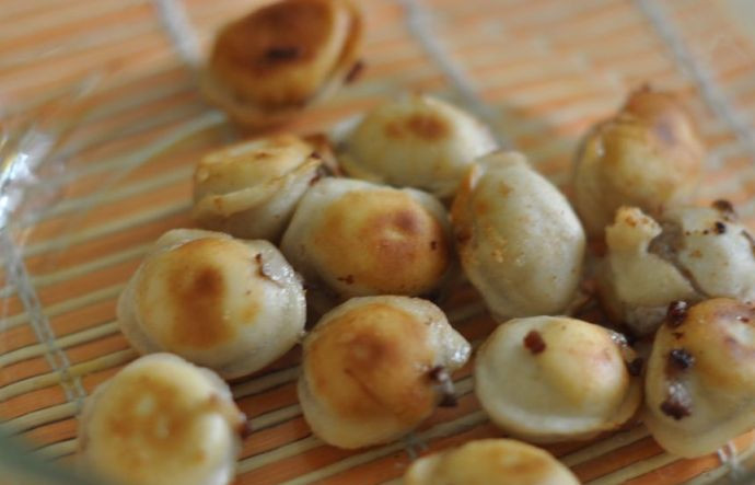 1. Этап. Пельмени в сметане: Для начала мы обжариваем пельмени на растительном масле до золотистой корочки, затем выкладываем их в форму (ее следует также смазать немного маслом).