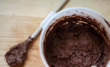 1. Этап. Печенье Паутинка: 3. В получившуюся массу добавить муку и измельченные орехи. Тесто должно быть полужидким. Его нужно равномерным слоем вылить на смазанный жиром противень и выпекать в духовке при температуре 180 градусов Цельсия в течение 30 минут, важно не перепечь «Паутинку». Готовность теста можно проверить, проткнув его деревянной зубочисткой (при полной готовности она останется чистой).