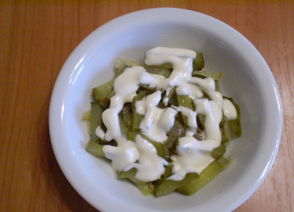 1. Этап. Салат с печенью куриной слоеный: 8. Делаем майонезную сеточку.