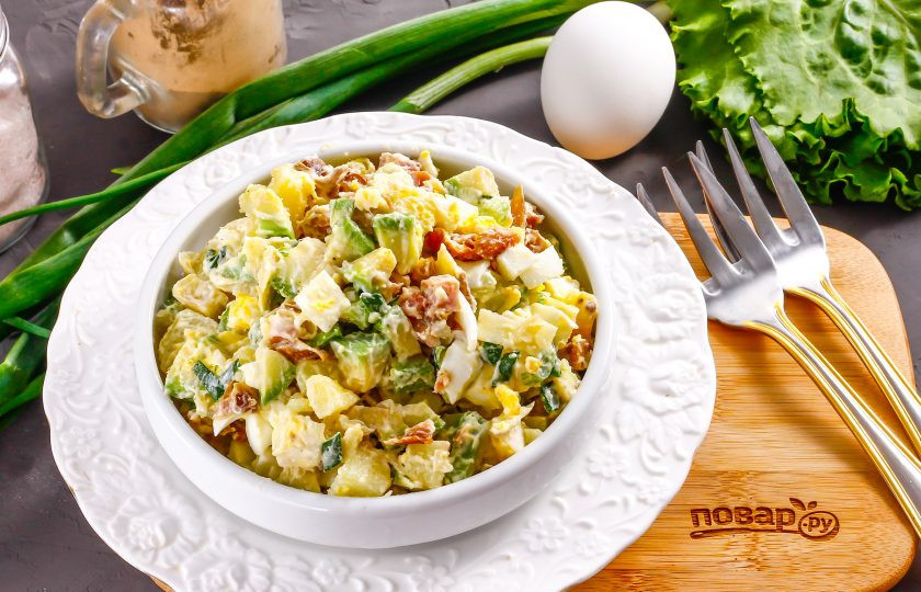 1. Этап. Салат с копченой курицей и авокадо: Выложите приготовленный салат из авокадо и копченой курицы в пиалы или креманки и подайте к столу.