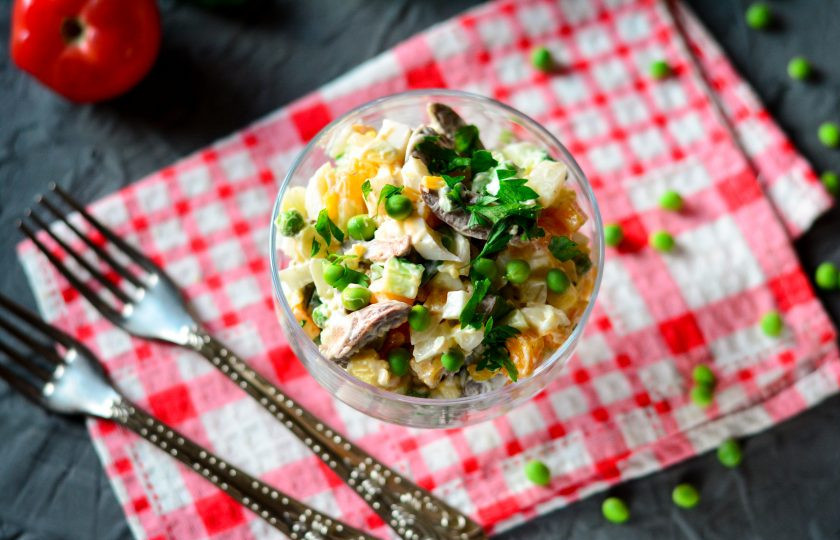 1. Этап. Салат с куриными сердечками и горошком: Салат перемешайте, дайте настояться в холодильнике 15-20 минут, после чего подавайте к столу, украсив свежей зеленью. Приятного аппетита!