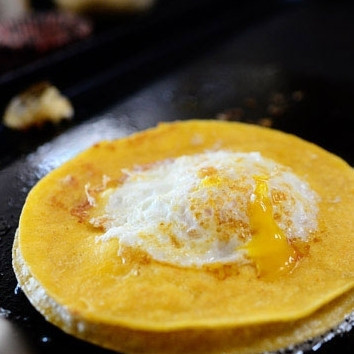 1. Этап. Яичница в тортилье: Солим, перчим - и снимаем с огня.