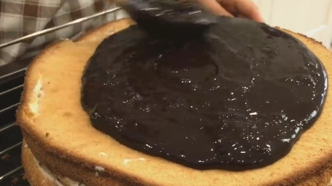 1. Этап. Простой торт со сметаной: 9. Соберите торт, поставьте его на решетку и полейте шоколадом.