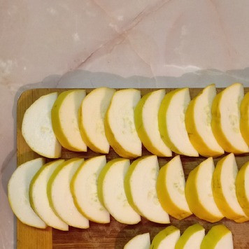 1. Этап. Курица с кабачками под чесночной корочкой: Кабачок помыть, обрезать кончики и нарезать полукружьями.