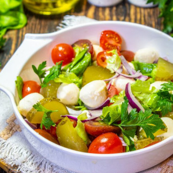 Салат с маринованными огурцами, помидорами и сыром