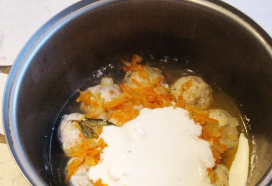 1. Этап. Тефтели из куриной грудки: Вливаем сметанный соус к тефтелям, доливаем чуть воды, добаляем лавровые листы. Тушим 10-12 минут.