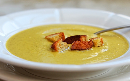 1. Этап. Крем-суп с брокколи и сыром: 13. Подавайте крем-суп порционно с гренками. Приятного аппетита!