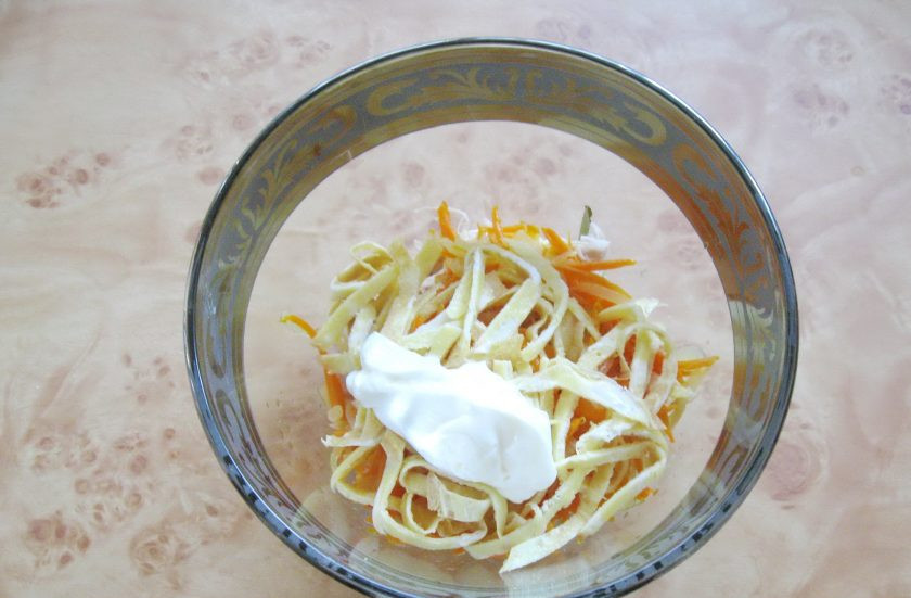 1. Этап. Салат с курицей и лапшой из омлета: Салат посолите по вкусу и заправьте майонезом. У меня он домашний, но можно взять из магазина, тоже неплохо.
