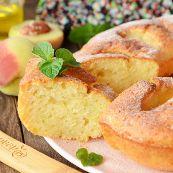 Кекс с цукини и персиками