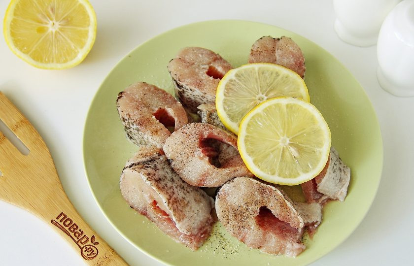 1. Этап. Щука жареная с луком: Добавьте к щуке соль, перец и кружочки лимона, стараясь из них выдавить весь сок. Оставьте рыбу на 15 минут.