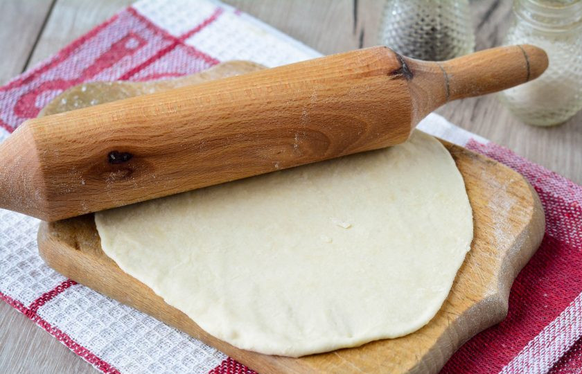 1. Этап. Татарские пирожки с картошкой: Тесто разделите на 6-7 частей, каждую тонко раскатайте.