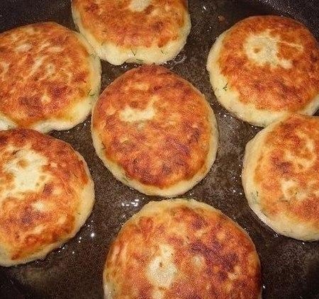 1. Stage. Potato patties with mushrooms: Fry potato patties with mushrooms in vegetable oil until golden brown on both sides.