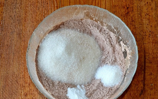 1. Этап. Сумасшедший пирог: Добавляем сахар, ванильный сахар, соду.