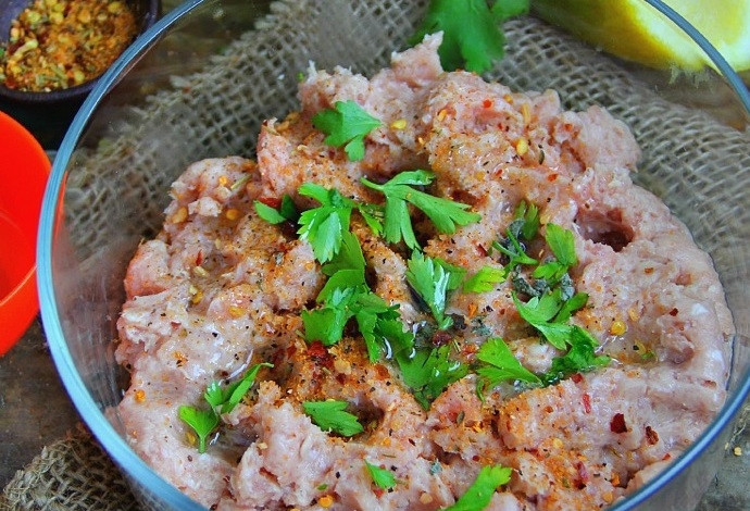 1. Этап. Куриные котлеты на гриле для бургеров: 1. В миску выложите куриный фарш, добавьте к ним специи, соль, измельченную петрушку, лимонный сок.