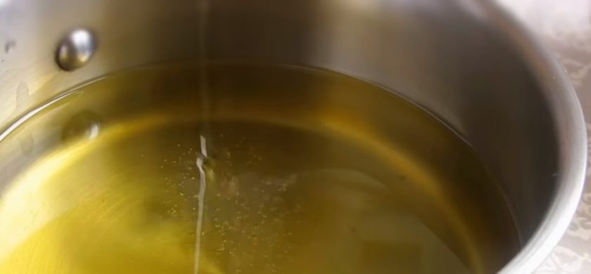 1. Этап. Пончики заварные по-французски: 3. Добавьте щепотку соли и перемешайте до однородности. В сотейник налейте растительное масло, доведите его до кипения и опустите в него тесто, формируя пончики чайной ложкой.