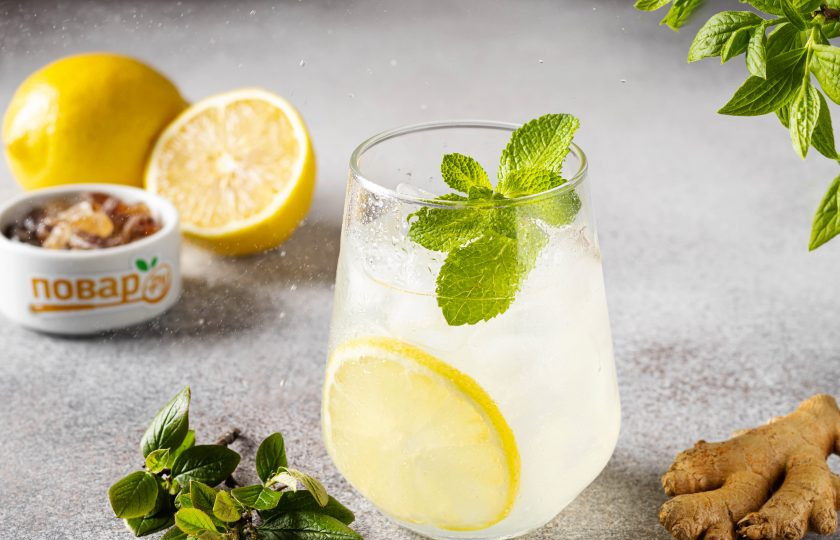 1. Этап. Лимонно-имбирный лимонад: Готовый лимонад подавайте со льдом, свежей мятой и долькой лимона.