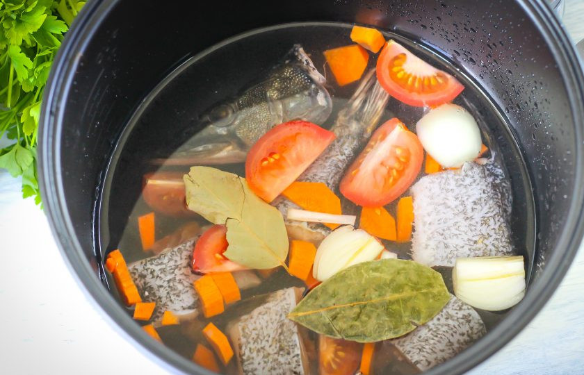 1. Этап. Уха из щуки в мультиварке: Влейте горячую воду (чтобы техника не тратила время на ее прогревание), поместите чашу в мультиварку и активируйте режим 