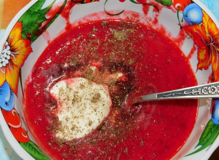 1. Этап. Куриные бедра в малиновом маринаде: Добавьте сметану, баазилик и специи. Перемешайте.