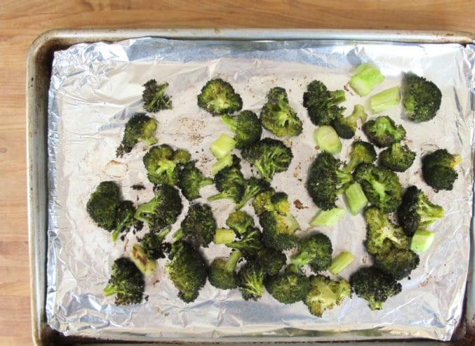 1. Этап. Тёплый салат из брокколи: 1. Брокколи разделите на соцветия, а потом отправьте в духовку при 200 градусах на 10-15 минут.