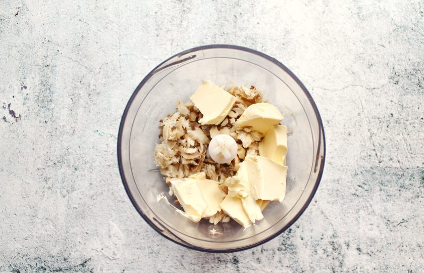 1. Этап. Паста-намазка из рыбы и икры: У копченой рыбы, у меня лещ, удалите кожу, отделите мясо и тщательно выберите все, даже мелкие косточки. Выложите мясо рыбы в чашу блендера и добавьте мягкое масло.