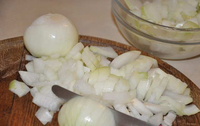 1. Этап. Салат на зиму с баклажанами и помидорами: 1. Репчатый лук очищаю и нарезаю мелким кубиком, перекладываю в глубокую миску.