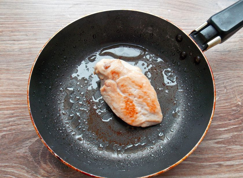 1. Этап. Салат с киноа и курицей: Куриную грудку вымойте, обсушите бумажным полотенцем и посолите. Смажьте сковороду растительным маслом и разогрейте. Положите куриную грудку и обжаривайте в течение 10 минут с каждой стороны. Курица должна полностью приготовиться и подрумяниться. Снимите с огня и полностью остудите.