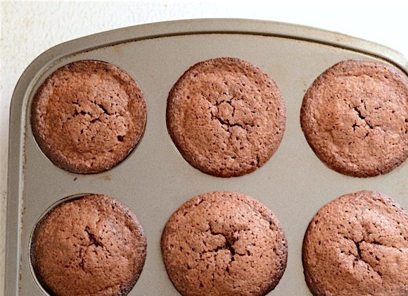 1. Этап. Простые шоколадные кексы: 5. Запекайте около 20 минут в разогретой до 185-190 градусов духовке.