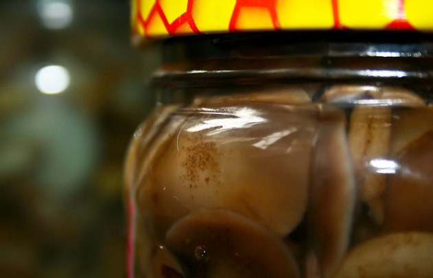 1. Этап. Маринованные опята с корицей: Раскладываем грибы по стерилизованным банкам и закрываем их плотно крышками. Переворачиваем банки на крышку, накрываем теплым одеялом и оставляем остывать, затем переносим в подвал или другое прохладное место.