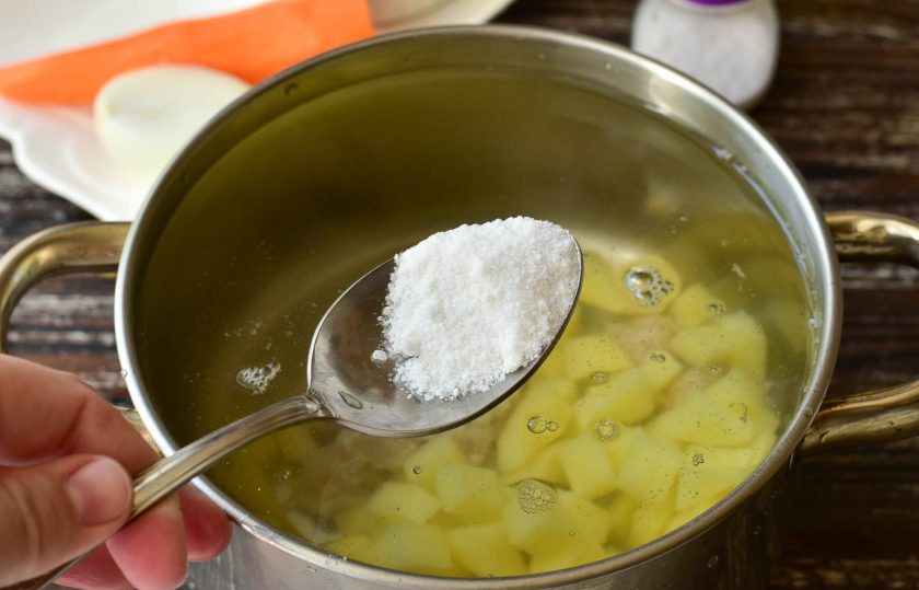 1. Этап. Суп с ракушками: Добавьте соль. Варите суп 20 минут.