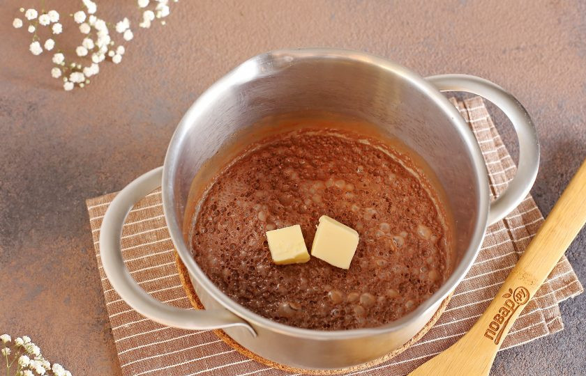 1. Этап. Шоколадно-банановый мусс: Затем добавьте сливочное масло и измельчите блендером все вместе еще раз.