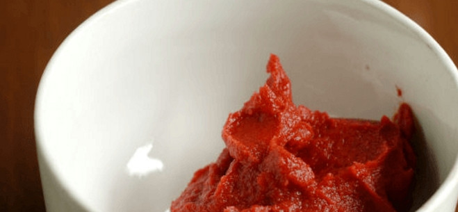 1. Этап. Соус для барбекю: 1. В большую миску выкладываю томатную пасту. Важно, чтобы в емкости было удобно перемешивать все составляющие.