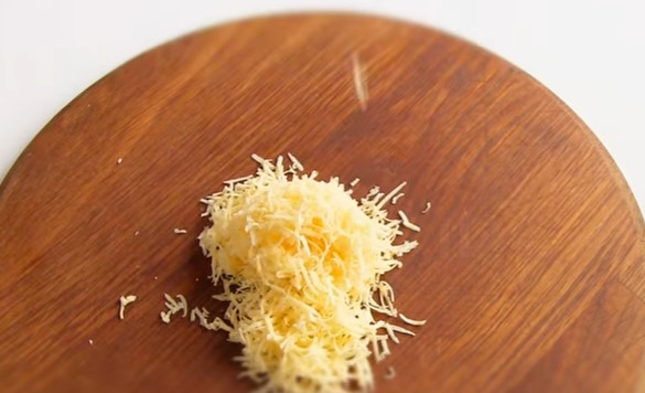 1. Этап. Лимон под шоколадом: 3. Сыр натрите на мелкую терку.