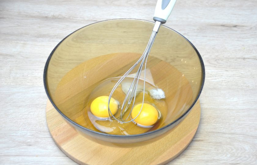 1. Этап. Блины из полбяной муки: В миску для замешивания теста вбейте 2 яйца, добавьте соль, сахар, взбейте венчиком.