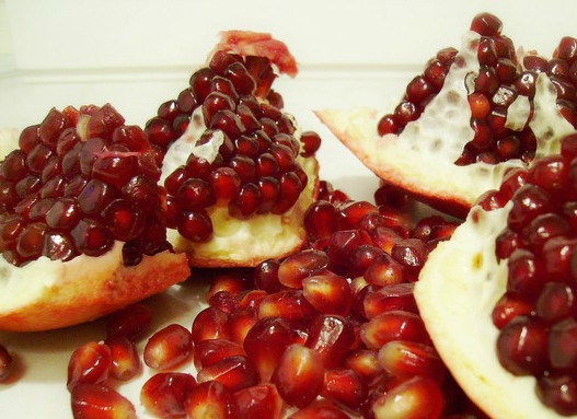 1. Этап. Французский паштет: Теперь - завершающий штрих для нашего французского паштета, главная изюминка угощения! Разделываем гранат. Разламываем его на части, выбираем зернышки. Часть зерен (или все - по вашему желанию) кладем в небольшую кастрюльку с малым количеством воды, разбавленной желатином, и провариваем с сахаром.