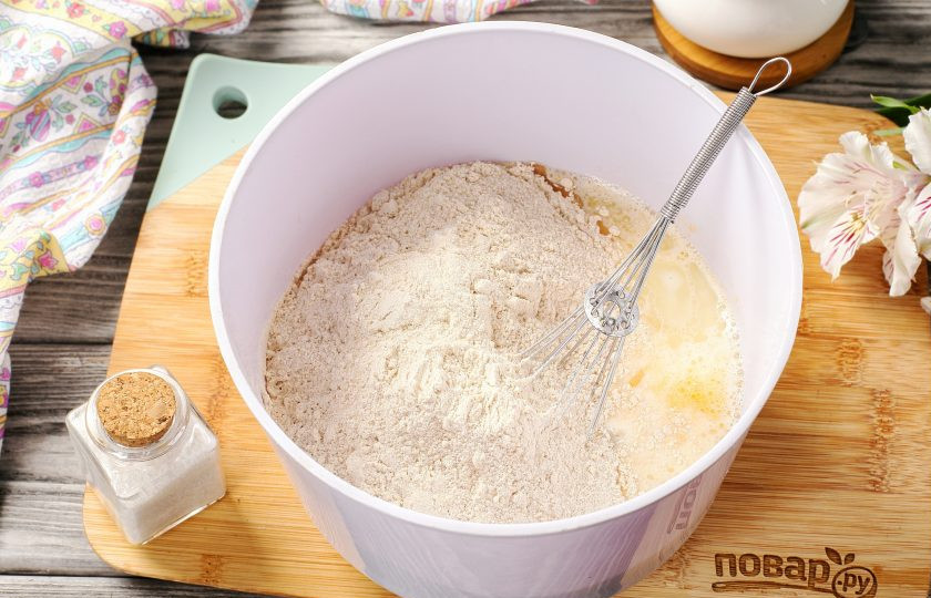 1. Этап. Блины с цельнозерновой мукой и крахмалом: Следом добавьте муку и перемешайте всё до однородного состояния.