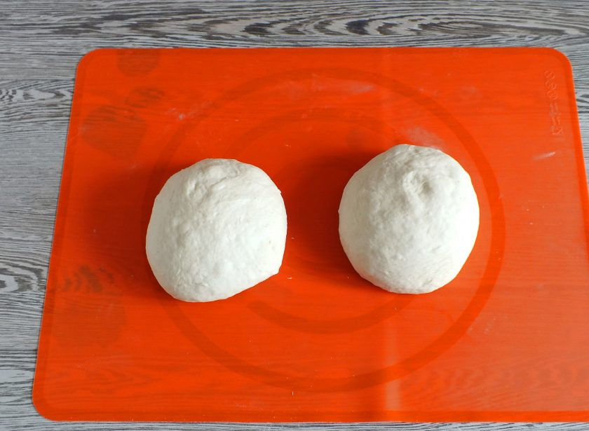 1. Этап. Городская булка: Разделите тесто на две равные части.