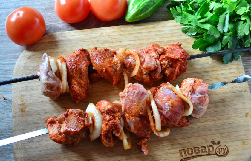 1. Этап. Шашлык с паприкой: Замаринованное мясо нанизывайте на шампура, не забудьте между кусочками мяса вставить колечки лука. Так будет еще вкуснее.