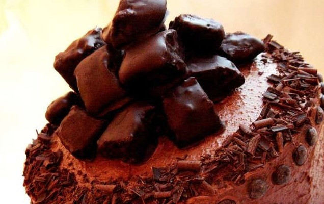 1. Этап. Торт марика: Торт обмажьте кремом со всех сторон. Украсить можете тертым шоколадом и кусочками оставшегося бисквита (для красоты обмакните их в растопленный шоколад). Готовый торт 