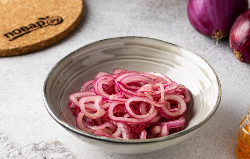 1. Этап. Красный лук в медовом маринаде с пряностями: Красный лук в медовом маринаде с пряностями готов, приятного вам аппетита!