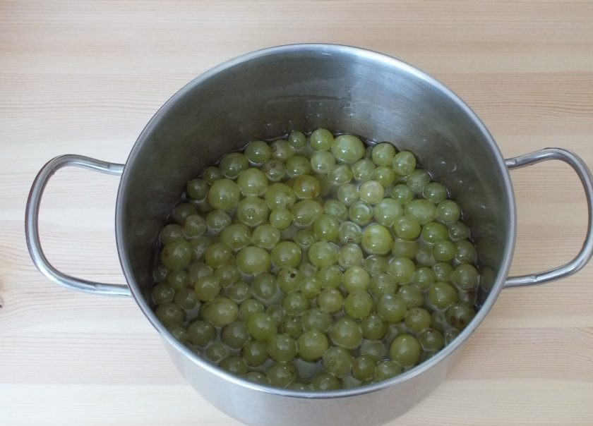 1. Этап. Варенье Кишмиш: В готовый сироп всыпьте ягоды. Поставьте на огонь и включите минимальный нагрев, после закипания, варите 4 минуты, после огонь отключите и выдержите до полного остывания.