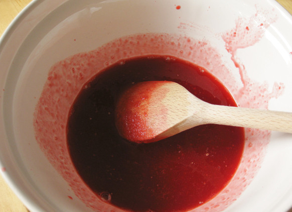 1. Этап. Ягодный мусс с белком: 4. Сок готов! Его можно дополнительно подсластить или по желанию добавить немного сока лимона, если выбранные ягоды слишком сладкие.