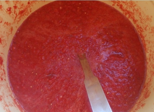 1. Этап. Помидоры с хреном: 5. Затем отправляем перекрученную массу в кастрюлю и ставим ее на огонь. Доводим до кипения, после чего кипятим около 5 минут на слабом огне и разливаем по стерилизованным баночкам. В каждую банку нужно добавить чайную ложку уксуса (на литровую банку), после чего банки закатайте и укройте чем-нибудь теплым, а после полного остывания отправьте их в холод. Такую аджику можно кушать и сразу.