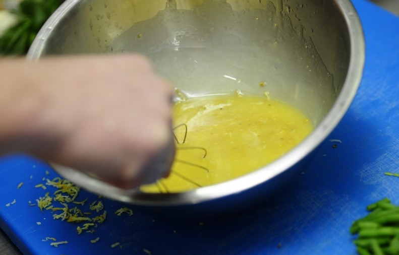 1. Этап. Салат из стручковой фасоли с курицей: Взбиваем.