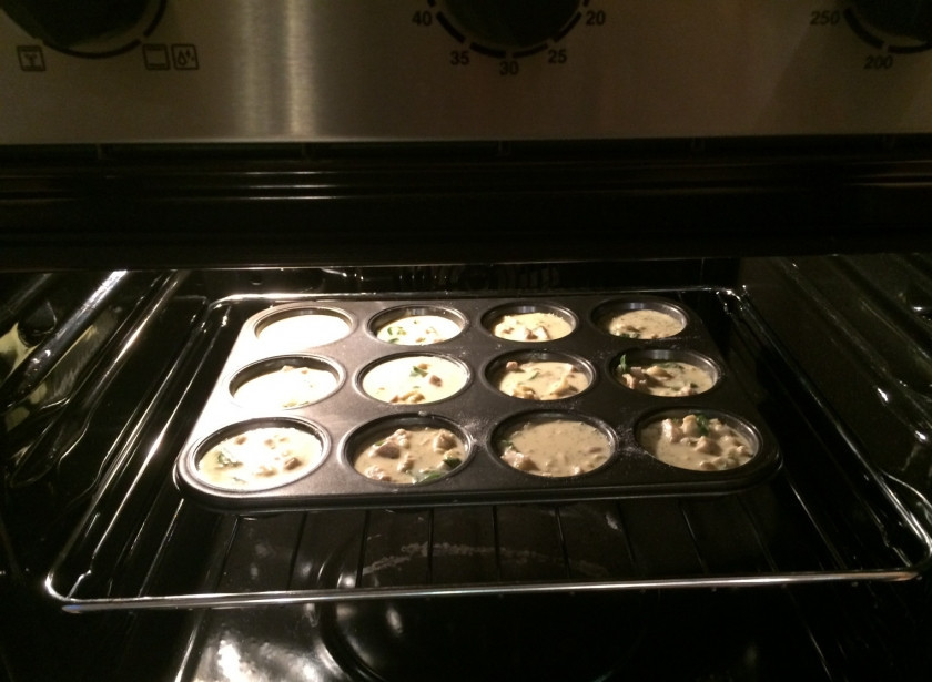 1. Этап. Куриные маффины с сыром: Получившейся смесью наполните формочки для маффинов. Поставьте в духовку, разогретую до 180 градусов, и выпекайте 20 минут.