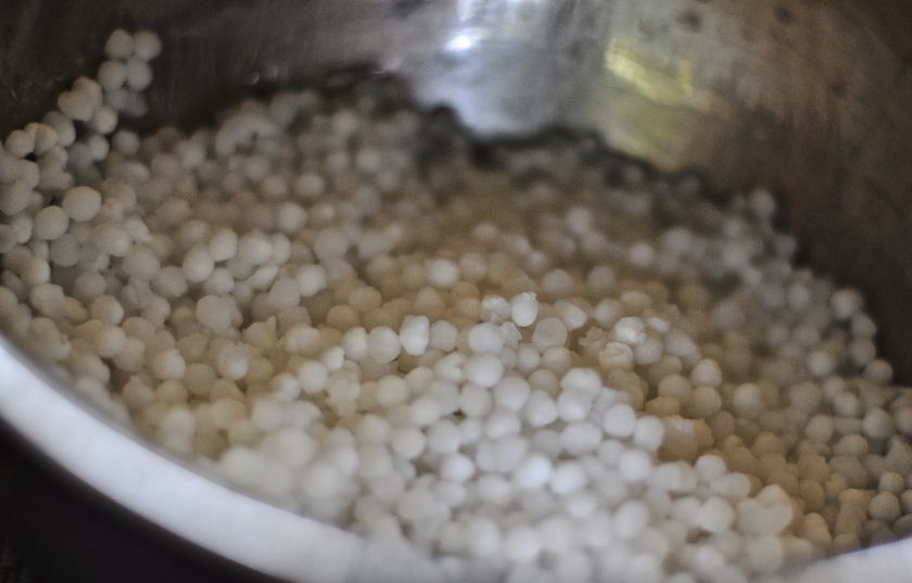 1. Этап. Тапиока: 1. Тапиоки выложите в миску, залейте водой и оставьте на 5-6 часов, за это время большая часть жидкости впитается, оставшуюся слейте и добавьте пахту, перемешайте хорошенько.