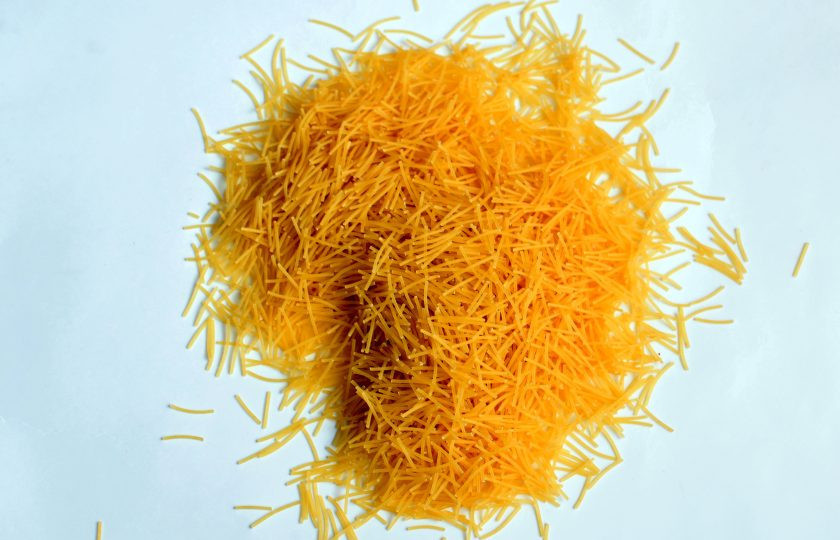 1. Этап. Суп с вермишелью и яйцом: Опустите в суп вермишель-паутинку и дайте снова закипеть.