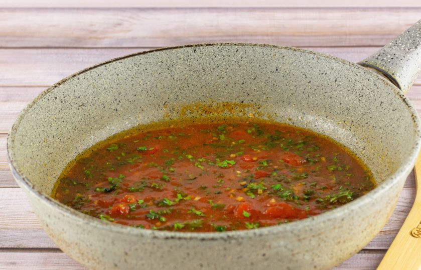 1. Этап. Горбуша в томатном соусе: В сковороде разогрейте оливковое масло, обжарьте чеснок в течение 1-2 минут, затем добавьте томаты и зелень. Посолите соус по вкусу и тушите 1-2 минуты.