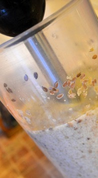 1. Этап. Гречневый смузи-боул: Блендером измельчить замоченную гречку, бананы, семена льна и миндальное молоко. Миндальное молоко я готовила по рецепту https://www.povareno k.ru/recipes/show/74 070/ в пропорции 50 г миндаля на 250 мл воды.