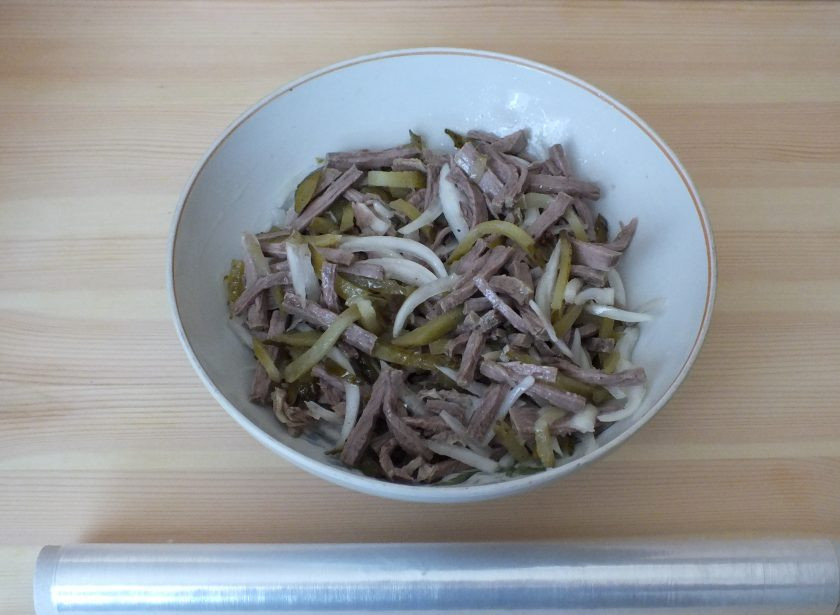 1. Этап. Салат Шахтерский с солеными огурцами: Салат перемешайте, затяните пленкой и уберите в холодильник на 8 часов.